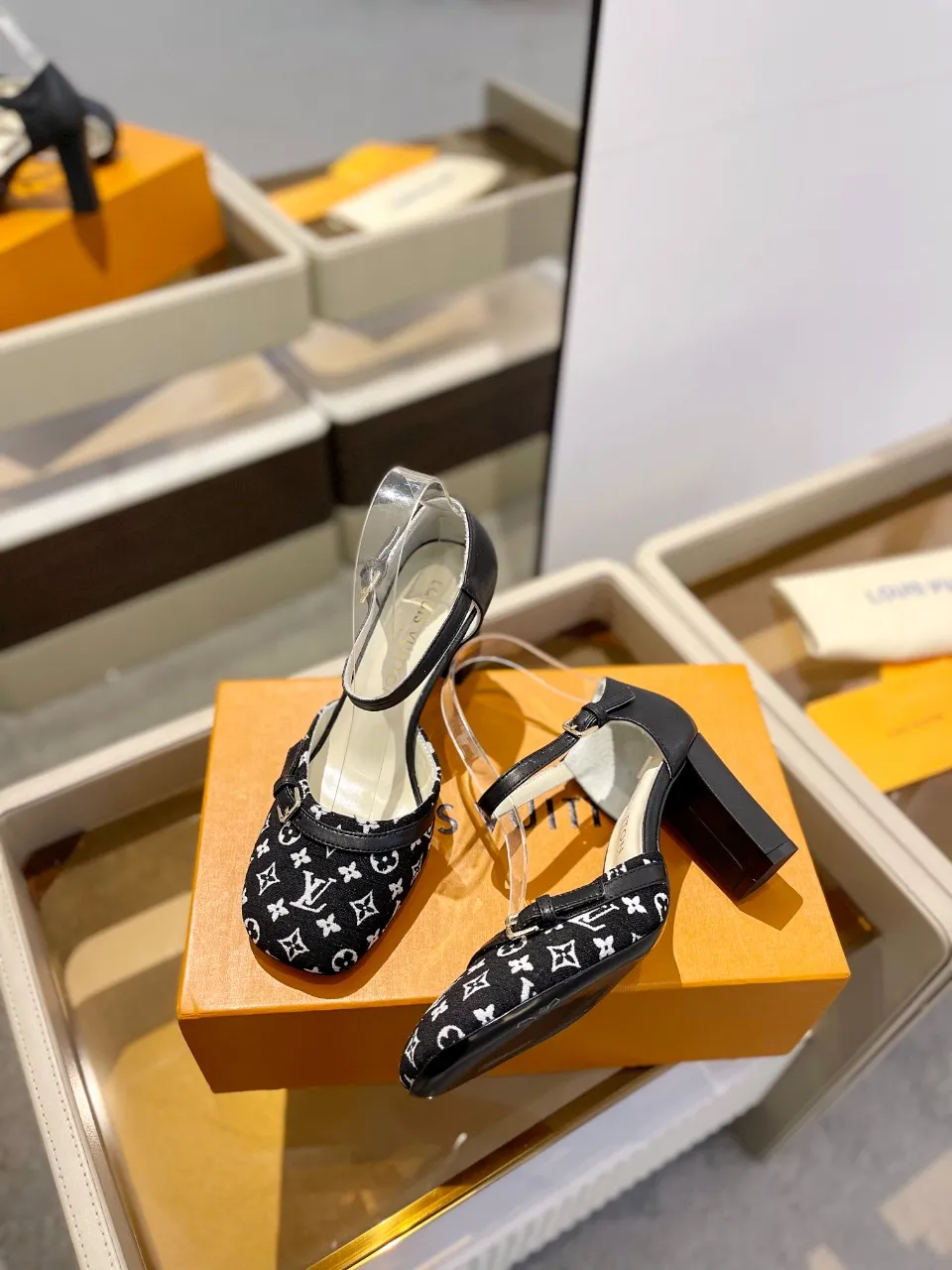 👟👟Ex-factory price 640👟👟 2024 latest L✔ The latest catwalk style slippers from L✔ Home counters, official website series updated simultaneously, perfect last + LV new element button design, full of femininity, noble temperament, original reverse mold last, ultimate 1:1 shape, high-end quality, imported high-end fabrics showing exquisite texture! Fabric: LV denim Lining: high-quality soft sheepskin lining Feet: imported goatskin Customized A-grade high-density private mold outsole, luxurious packaging! 8 cm thick heel Size: 34-42, (34, 40, 41, 42 customizations are non-refundable)